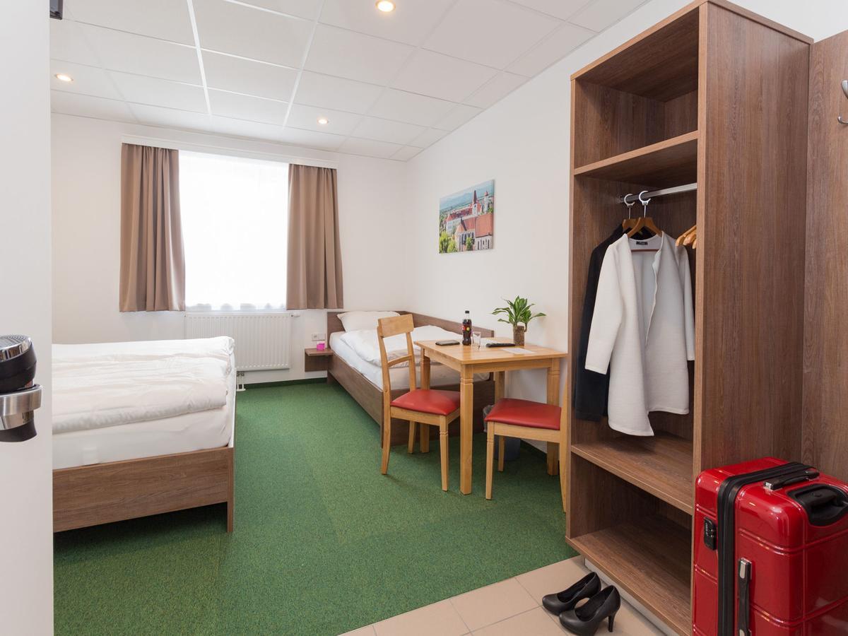 Winbudget "Bed&Breakfast" ウィーナー・ノイシュタット エクステリア 写真