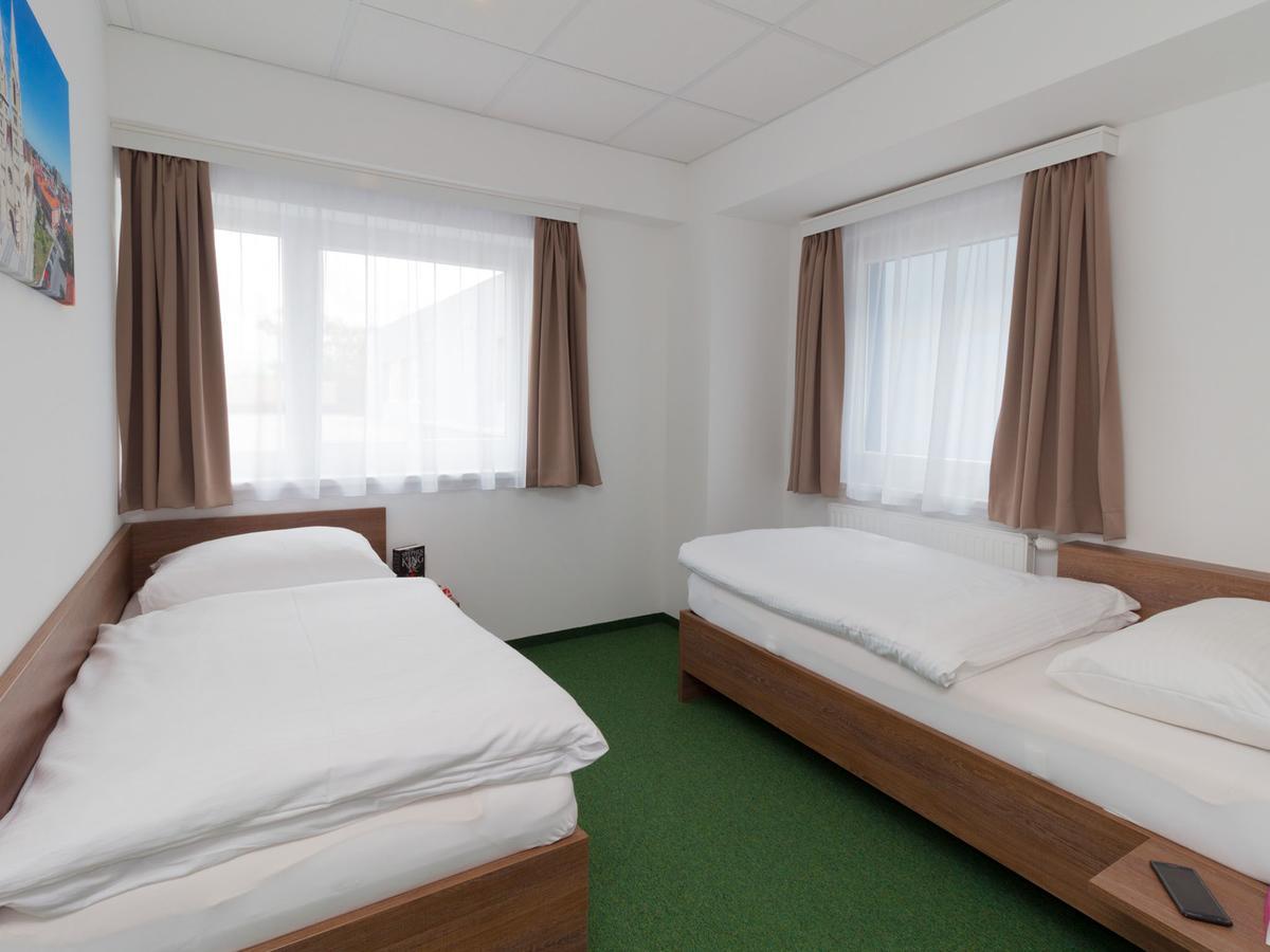 Winbudget "Bed&Breakfast" ウィーナー・ノイシュタット エクステリア 写真